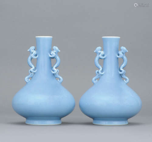 19世纪 天蓝釉螭龙耳瓶 （一对）