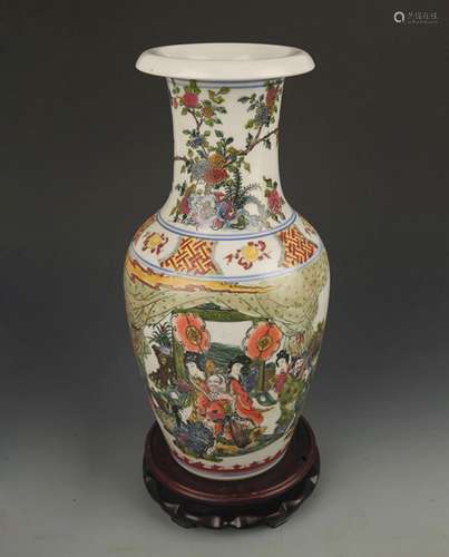 A FINE FAMILLE VERTE CHARACTER PATTERN PORCELAIN VASE