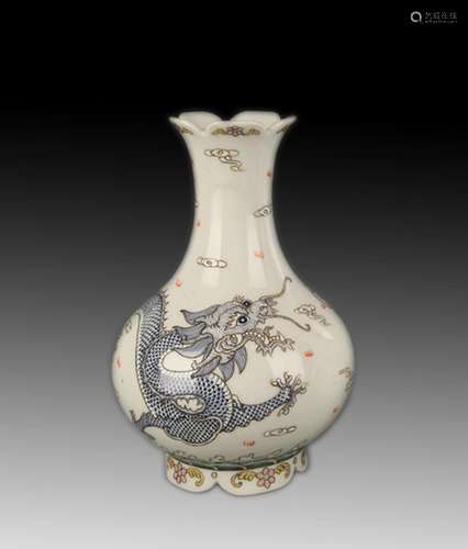 FAMILLE ROSE DRAGON PATTERN FLOWER TOP PORCELAIN BOTTLE