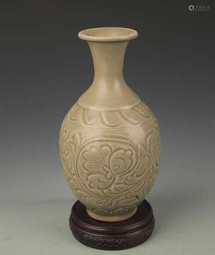 A YAO ZHOU KILN PEONY FLOWER PATTERN VASE