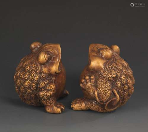 PAIR OF FINE BRONZE GOLD TOAD PAPER WEIGHT