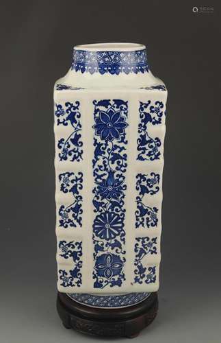 A BLUE AND WHITE FLOWER PAINTED ZONG STYLE VASE