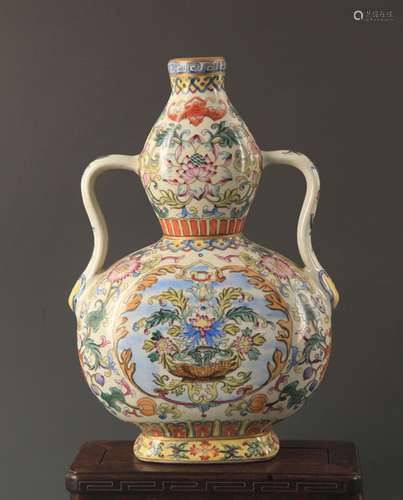 A DOUCAI COLOR CUCURBIT SHAPE PORCELAIN BOTTLE