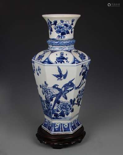 A BLUE AND WHITE PEONY FLOWER PATTERN VASE