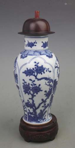 A RARE BLUE AND WHITE FLOWER PATTERN VASE WITH REDWOOD LID AND CORAL TOP