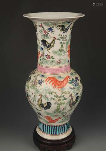 A FINE FAMILLE ROUSE CHICKEN PATTERN PORCELAIN VASE