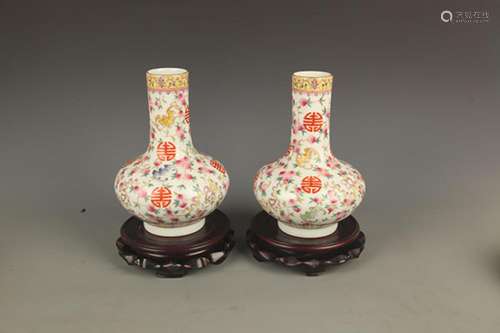 A FINELY PAINTED FAMILLE ROSE LONG NECK VASE