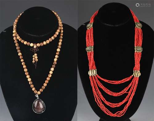 AN AGARWOOD AND CORAL NECKLACE