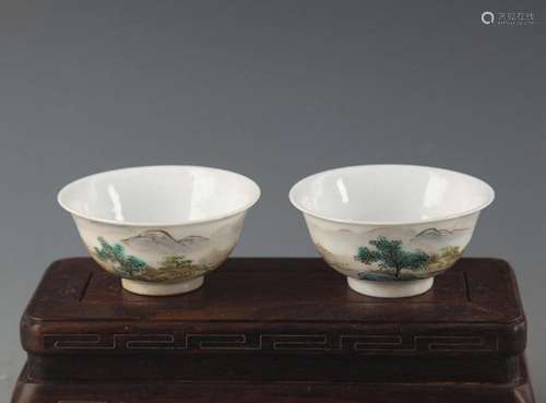 PAIR OF FINELY PAINTED PORCELAIN CUP