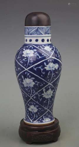 A RARE BLUE AND WHITE PLUM FLOWER PATTERN VASE WITH REDWOOD LID