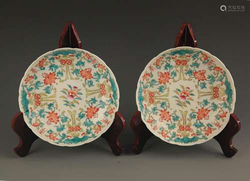 PAIR OF FAMILLE ROSE FINELY PAINTED PLATE