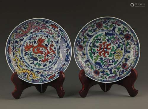 PAIR OF DOU CAI COLOR FLOWER PATTERN PORCELAIN PLATE