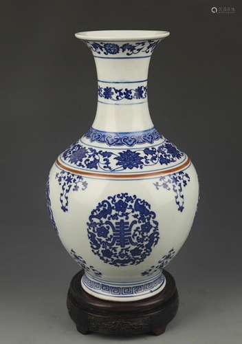 BLUE AND WHITE FIVE BAT PATTERN PORCELAIN VASE