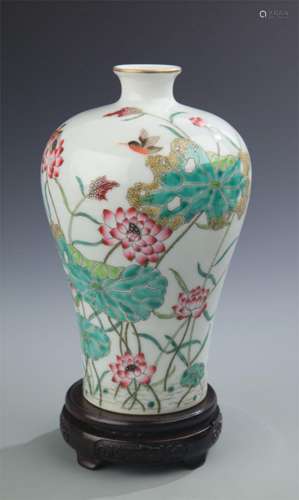 A FINE FAMILLE ROSE LOTUS PATTERN MEI STYLE PORCELAIN VASE