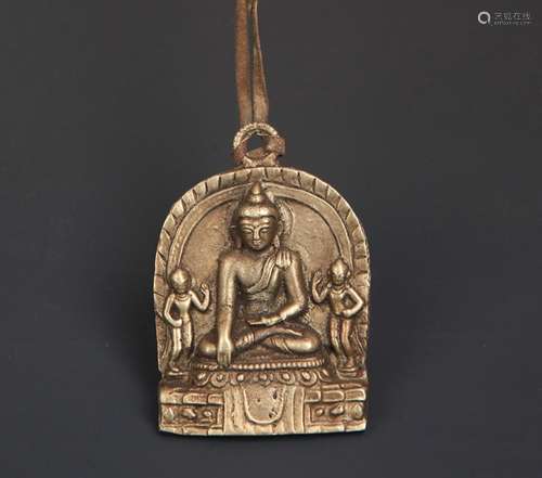 A SMALL BRONZE SHAKYAMUNI BUDDHA PENDANT