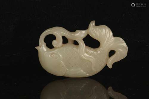 A FINE FISH SHAPE PALE CELADON JADE