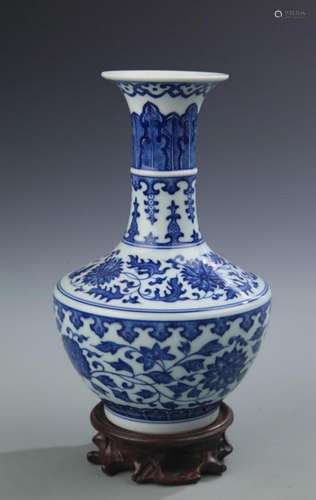 A FINE BLUE AND WHITE FLOWER PATTERN PORCELAIN VASE