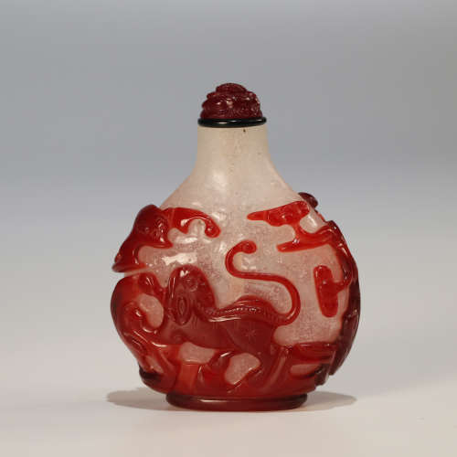 RED AND WHITE PEKING GLASS SNUFF BOTTLE