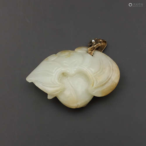 CHINESE WHITE JADE PENDANT OF BAT AND PEACH