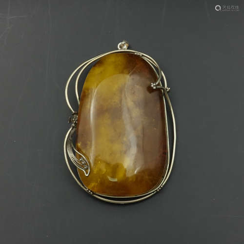 CHINESE HONEY AMBER BROOCH