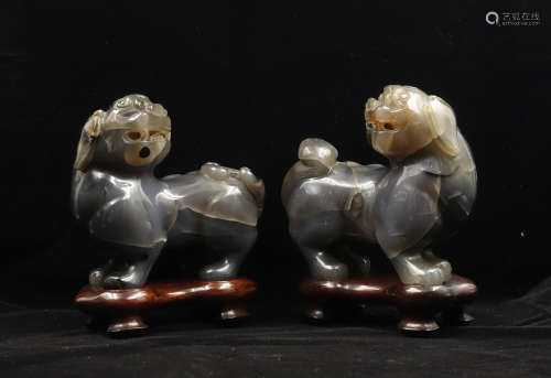 CHINESE PAIR OF AGATE FOOLIONS