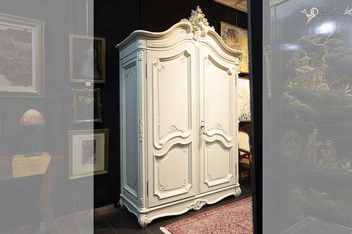 Kleerkast in Louis XV-stijl, gerealiseerd in geschilderde eik en met twee d