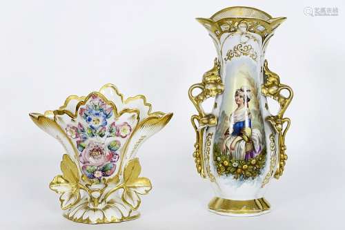 Lot van twee negentiende eeuwse cornetvazen in oud Parijs porselein, de kle