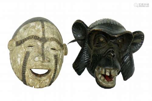 Twee Afrikaanse maskers in hout , één met apenkop two African m