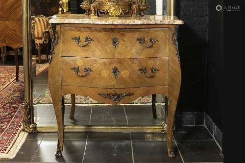 Commode in Lodewijk XV-stijl met buikmodel in marqueterie - met twee lade