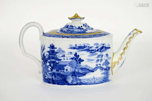 Achttiende eeuwse Chinese theepot in porselein met een blauwwit decor met l