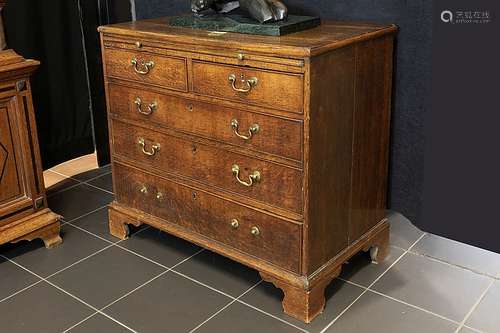 Achttiende eeuwse Engelse Georgian commode - een zgn bachelor's chest - in