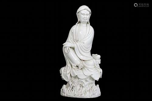 Mooie en vrij grote Chinese sculptuur in 'blanc de Chine'-porselein met hoo