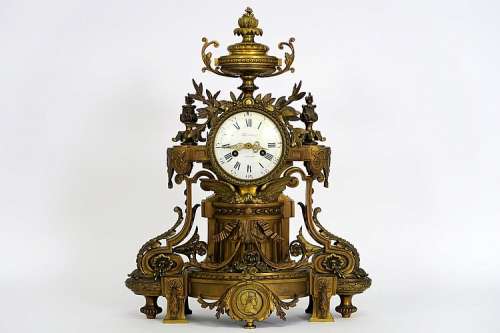 Negentiende eeuwse Napoleon III-klok met kast in gedoreerde brons met Louis