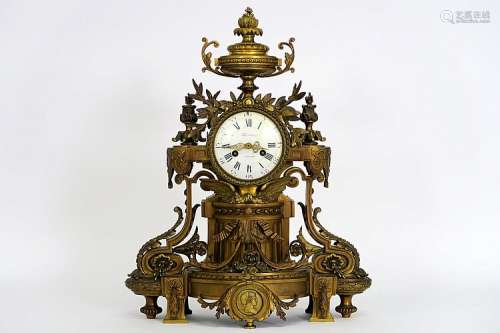 Negentiende eeuwse Napoleon III-klok met kast in gedoreerde brons met Louis