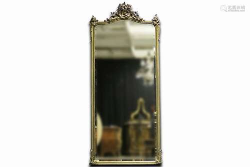 Vrij grote antieke spiegel met een gedoreerde kader en kop met Louis XV orn