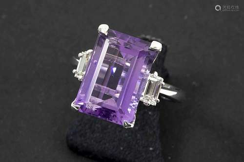 Ring in platina bezet met een centrale amethyst van ruim 6 karaat en met 2