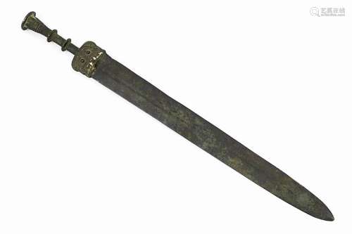 CHINA - HAN-DYNASTIE (220 BC - 206 AC) grafvondst : zwaard in brons met t