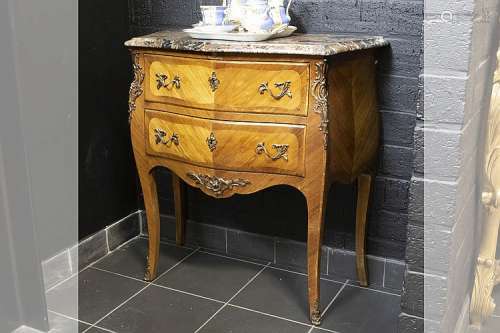 Kleine commode in Lodewijk XV-stijl gerealiseerd in marqueterie en met twee