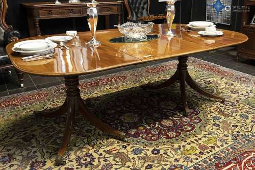Mooie antieke Engelse Regency-tafel in acajou met twee vierpikkelpoten en é