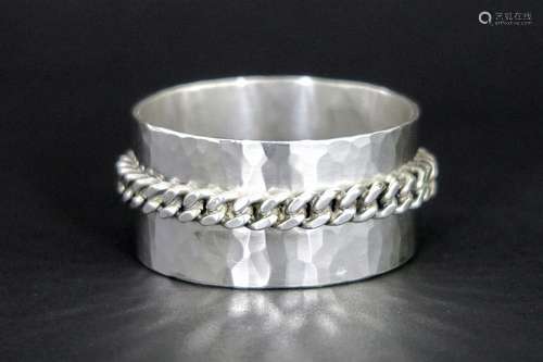 DESPRES JEAN (1889 - 1980) bracelet met esclavemodel, versierd met een typi