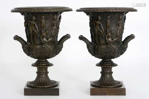 Mooi paar neoclassicistische urnes met grepen in brons versierd met fijnuit