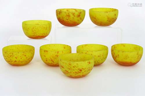 LORRAIN reeks van acht Art Deco-bowls in gemarmerde glaspasta (geel/oranje)