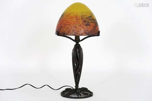 NOVERDY FRANCE Art Deco-tafellamp met mooie voet in smeedijzer en met kap i