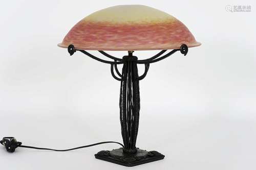 NOVERDY FRANCE Art Deco-tafellamp met voet in smeedijzer en met schallvormi