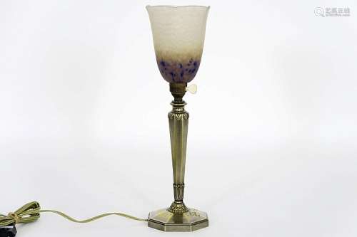 SCHNEIDER Franse Art Deco tafellamp met voet in verzilverde brons en met tu
