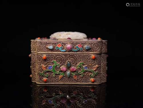 A GILT SILVER DRAGON PATTERN HETIAN JADE CASKET DESIGN ORNAMENT