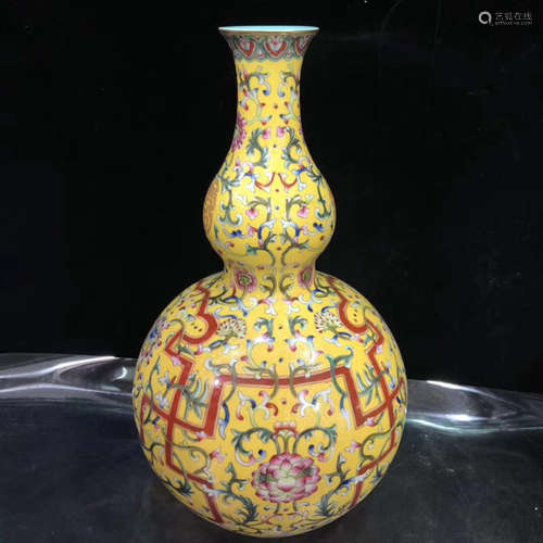 A FLORAL PATTERN YELLOW GLAZED FOREIGN COLOUR GOURD BOTTLE