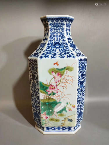 17-19 CENTURY, A FLOWER & BIRDS PATTERN OCTAGONAL VASE, QING DYNASTY