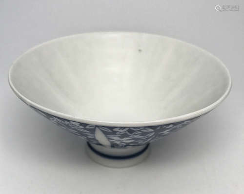 A BLUE&WHITE FLORAL PATTERN BOWL WITH BAMBOO-HAT SHAPE