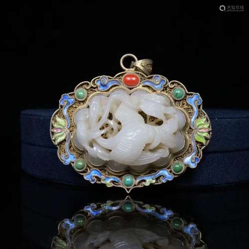 A CRANE DESIGN HETIAN JADE PENDANT WITH SILVER GILT GOLD